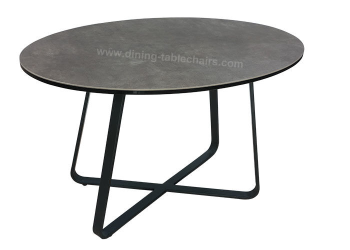 居間の楕円形の緩和されたガラスのコーヒー テーブルの灰色の上の流行の鋼鉄足